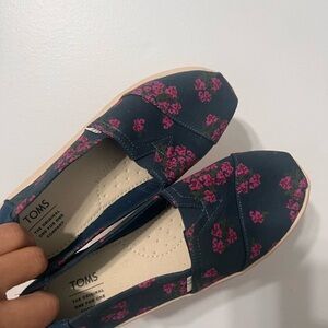 Kids navy and floral Tom’s